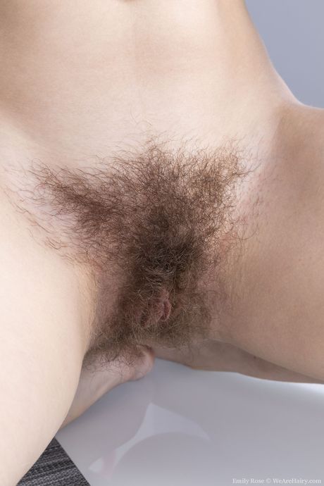 Strålende russisk mørkhåret Emily Rose tager alt af på et spisebord