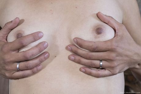 ゴージャスなラティーナのガイア・ソフィアが裸になり、毛深いオマンコを間近で披露