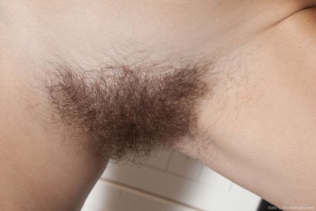 Tynd russisk coverpige Nata stripper og afslører sin behårede fisse i køkkenet