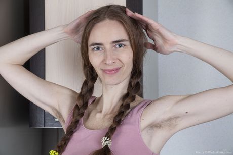 Delikat amatør smuk stripper og viser sine små bryster og sin behårede fisse frem