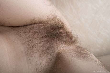 性感的俄羅斯黑髮美女 Vita 脫光衣服後用手指插入她無毛的陰部