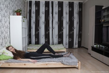 Slank covergirl Pretty stripper sit lingeri og fingrer sin behårede fisse