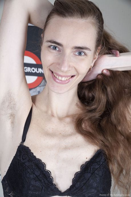 Tynd amatør smuk stripper og viser sin behårede fisse tæt på