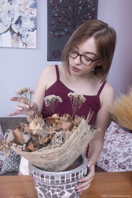 俄羅斯娃娃 Abby B 脫掉衣服，獨自炫耀她毛茸茸的陰部