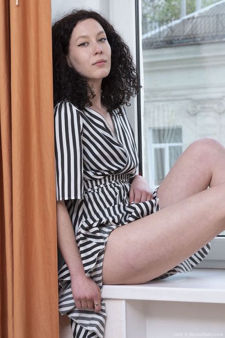 黑髮俄羅斯娃娃赤裸裸地後，捲曲的手指張開她毛茸茸的陰部