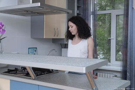 身材苗條的俄羅斯封面美女 Curly 在廚房裡赤身裸體