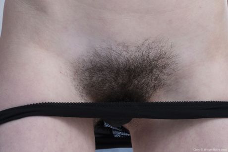 深色頭髮的少女 Cirly 在完全赤裸之後用手指撫摸她的陰毛