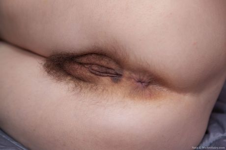 苗條的俄羅斯美女 Nata 脫光衣服，露出她的靴子和毛茸茸的陰部