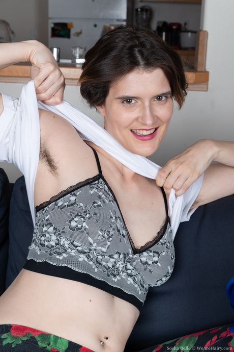 苗條女孩 Sosha Belle 用振動器玩弄她毛茸茸的陰部
