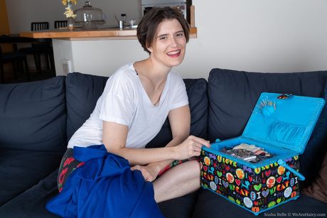 苗條女孩 Sosha Belle 用振動器玩弄她毛茸茸的陰部