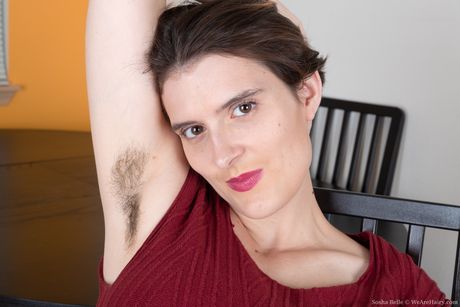 Sosha Belle 脫光衣服，用手指撫摸她毛茸茸的陰部