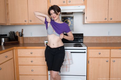 滿身刺青的黑髮美女 Sosha Belle 炫耀著她巨大的乳房並揉搓著她的陰部