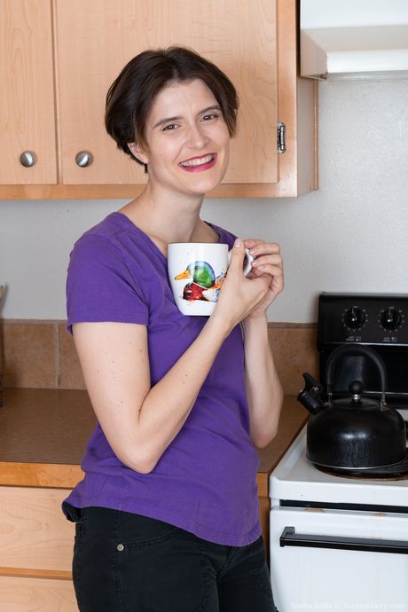 滿身刺青的黑髮美女 Sosha Belle 炫耀著她巨大的乳房並揉搓著她的陰部