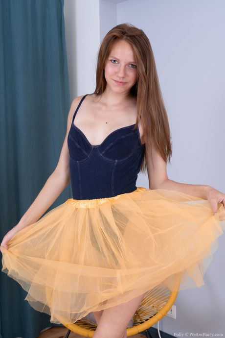 Slank lettisk coverpige Polly Cute stripper til sine balletsko og præsenterer sin twat