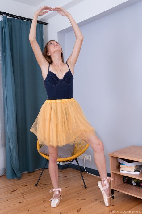 Slank lettisk coverpige Polly Cute stripper til sine balletsko og præsenterer sin twat