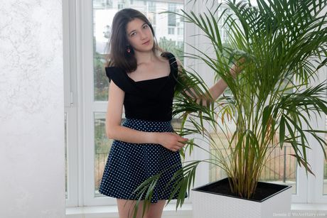 素敵なロシア人形カミーユ・サンは恥ずかしがることなくソファで服を脱ぐ