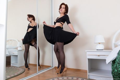 Sød babe Chrystal Mirror fingrer hendes behårede fisse i strømper