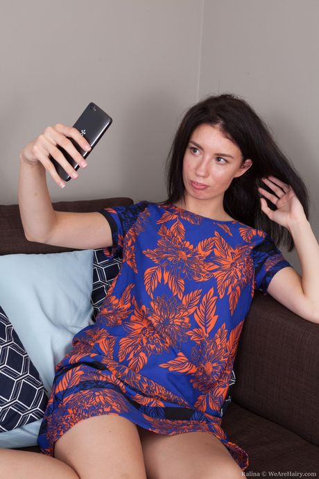 深色頭髮的女孩 Ralina 在手指插入她的陰部之前脫掉了所有東西