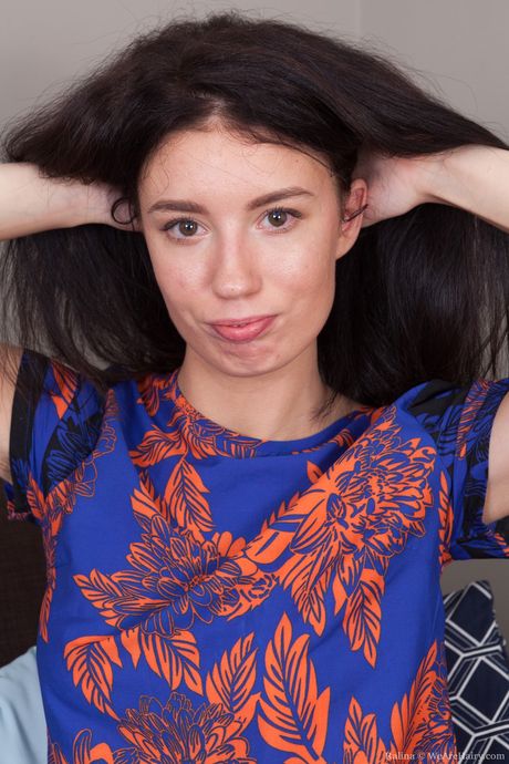 深色頭髮的女孩 Ralina 在手指插入她的陰部之前脫掉了所有東西