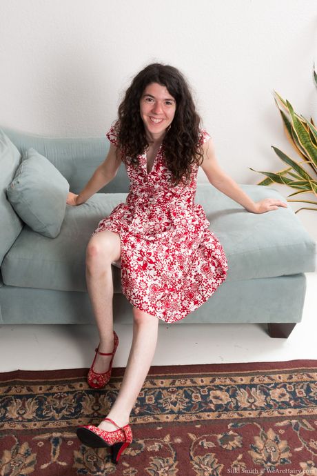 Førsteklasses brunette Silki Smith demonstrerer sin behårede fisse tæt på