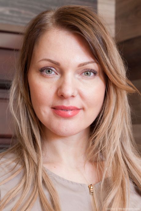 魅惑的なベイビー、ジェニファーは鏡の前で毛深いオマンコを指で弄ぶ