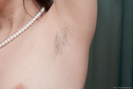 Fantastisk russisk dukke Vita bliver helt nøgen, før hun fingerer sin behårede fisse