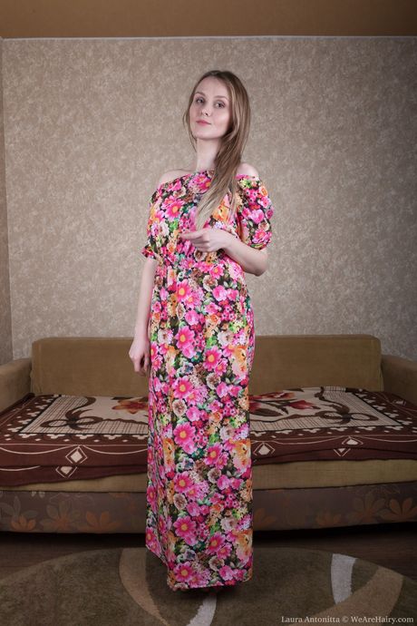 Den fantastiske Laura Antonitta tager sin kjole af og viser sin busk frem