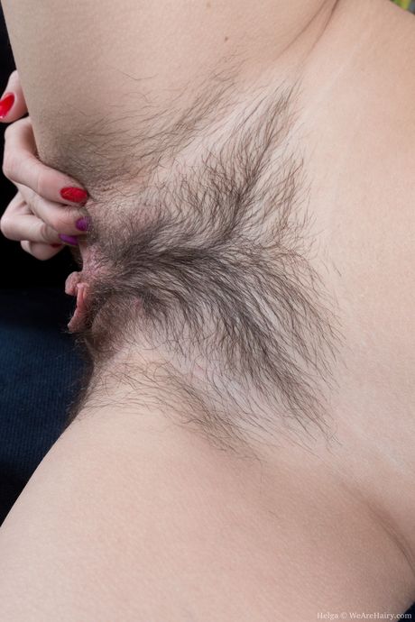 ほっそりとしたロシアの女の子ヘルガは、網タイツを履いて裸になり、自慰行為をする