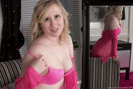 Den blonde britiske, irske skønhed Satine Spark blotter sig på en stol uden at forlegne sig