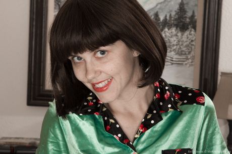 Sød skønhed Kelly Jones stripper ned til hælene og viser sin behårede fisse frem