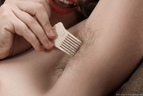 Sød skønhed Kelly Jones stripper ned til hælene og viser sin behårede fisse frem