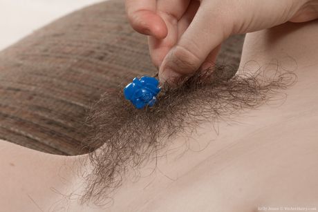 Sød skønhed Kelly Jones stripper ned til hælene og viser sin behårede fisse frem