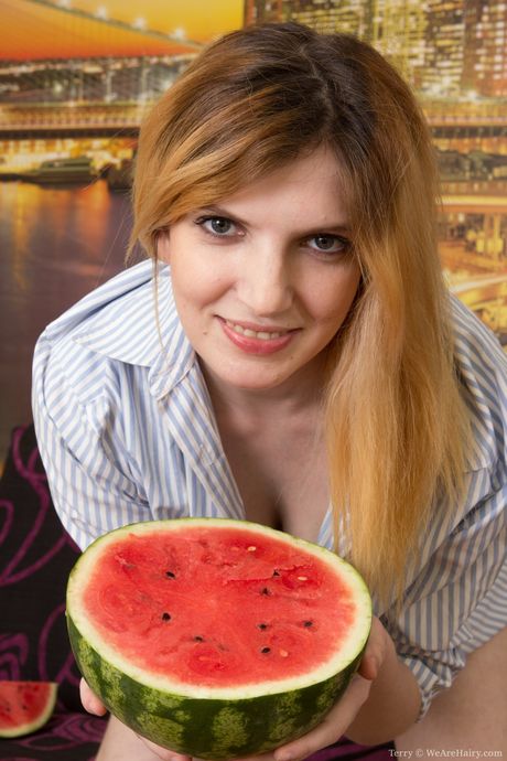 金髪のロシア人カバーガール、テリー・Tは、彼女の毛深い猫を見せる前に、彼女の素晴らしい巨乳を露出します