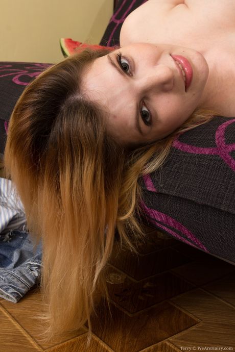 金髪のロシア人カバーガール、テリー・Tは、彼女の毛深い猫を見せる前に、彼女の素晴らしい巨乳を露出します