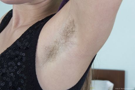 漂亮的俄羅斯美女 Lita 脫下緊身褲，然後用假陽具插入她毛茸茸的陰部