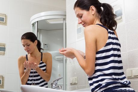 Delicate ukrainian teen Efina fingers her hairy pussy in the bathroom