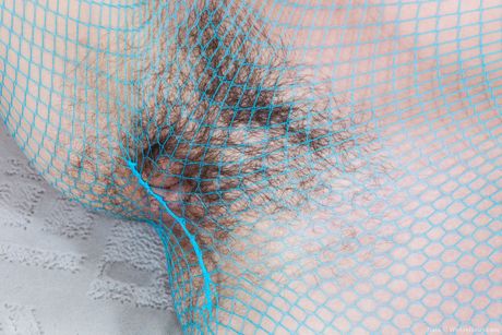 Tynd russisk pige Nata fingrer sin behårede fisse i et badeværelse