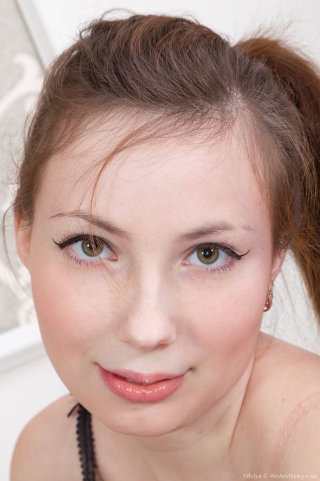 黑髮美女 Silviya 在獨奏中展示了她令人驚嘆的乳房和毛茸茸的陰部