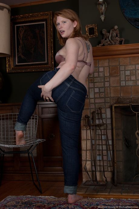 金髪のアメリカ人ティーンマディソン・ヤングは指ファックの前に彼女の硬いおっぱいを露出します