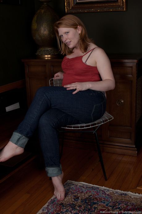 金髪のアメリカ人ティーンマディソン・ヤングは指ファックの前に彼女の硬いおっぱいを露出します