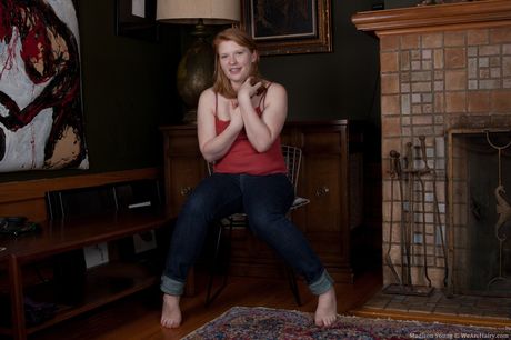 金髪のアメリカ人ティーンマディソン・ヤングは指ファックの前に彼女の硬いおっぱいを露出します