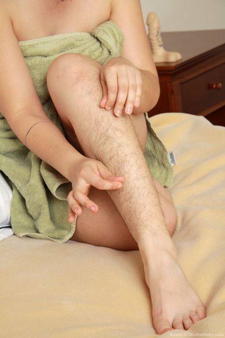 Mørkhåret kvindelig Nikki Silver fjerner et håndklæde, før hun dildoer hendes busk