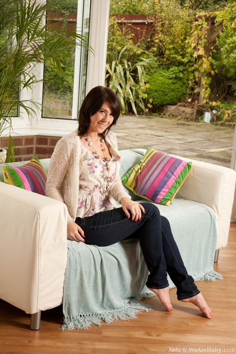 可愛的英國女孩 Jade 脫下牛仔褲，炫耀她性感的臀部和陰部