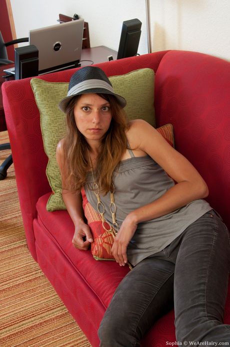 精緻的業餘愛好者索菲亞脫衣並展示她那小小的乳房和毛茸茸的陰部