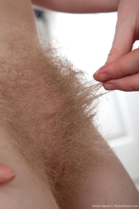 Satine Spark er en hot blondine med en behåret fisse, som hun elsker at vise frem