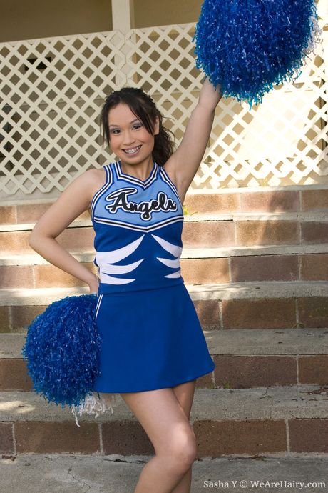 性感啦啦隊長Sasha Yung炫耀她完美的臀部，張開她毛茸茸的陰部