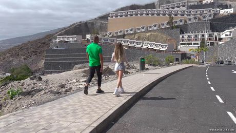 魅惑的なスペインのカバーガールメロディーティーンは、プールサイドのパティオでそれに乗る前にペニスを吸う