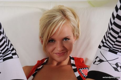 W: 勻稱的捷克金髮女孩貝拉寶貝穿著性感絲襪展示大胸並手淫