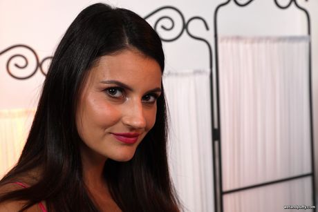 黑髮美女 Tiny Tina 在自慰前吸吮假陽具