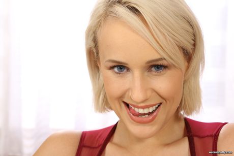 金髮碧眼的 Angel Wicky 露出了她巨大的乳房，並用假陽具玩弄她毛茸茸的陰部